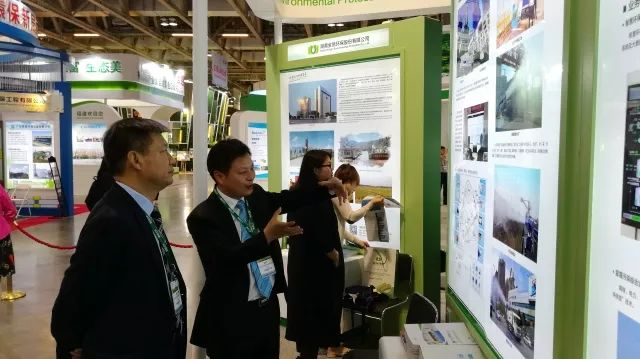 中聯(lián)重科環(huán)境產業(yè)有限公司CEO張建國聽取董事長劉黎明介紹