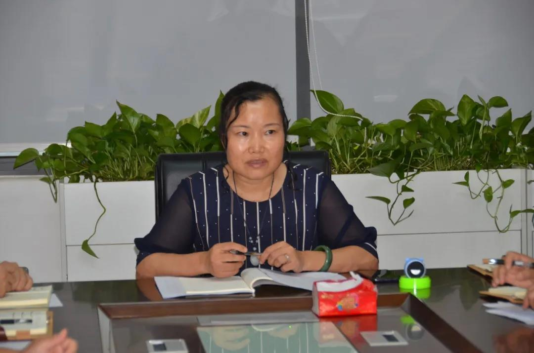 黨支部書(shū)記劉淑芳同志作自我總結(jié)，帶頭開(kāi)展自審