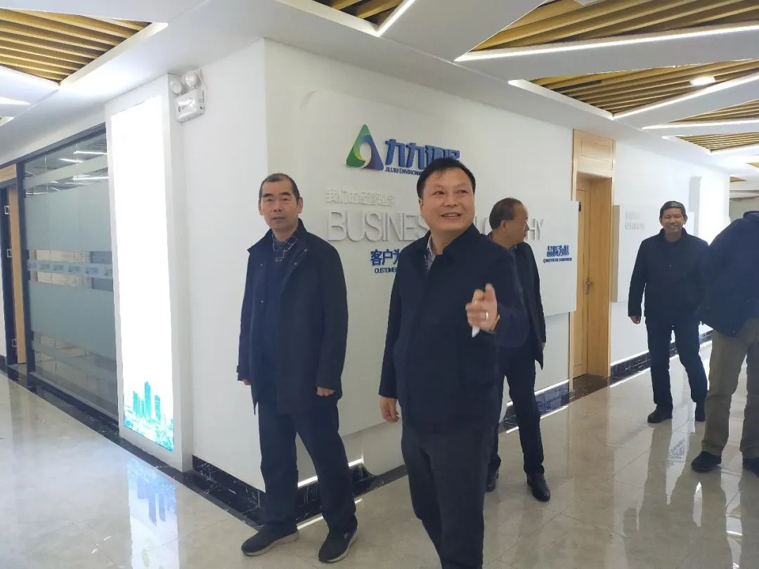 董事長(zhǎng)劉黎明向領(lǐng)導(dǎo)們介紹公司文化墻