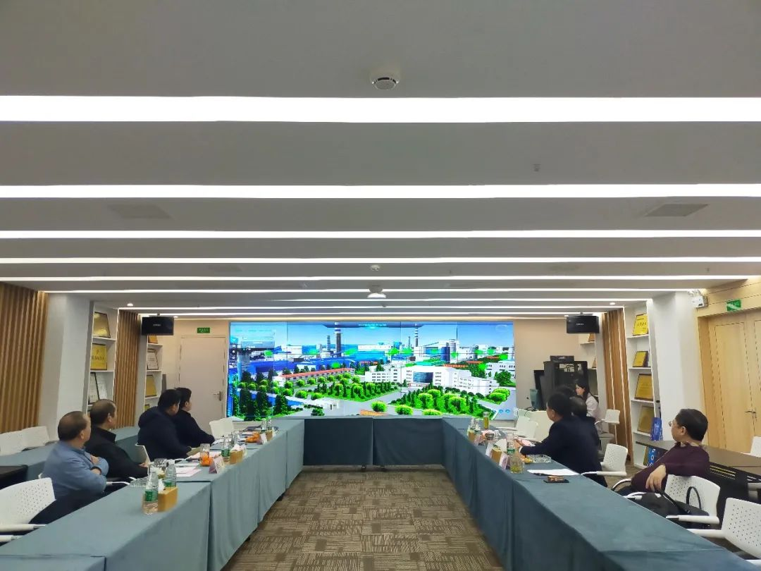 領(lǐng)導(dǎo)嘉賓觀看九九智能環(huán)?！皽y(cè)控治”一體化平臺(tái)演示