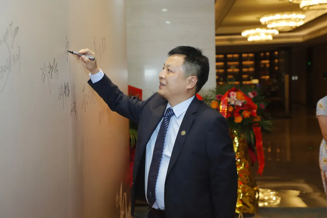 踐創(chuàng)業(yè)初心，擔(dān)使命前行