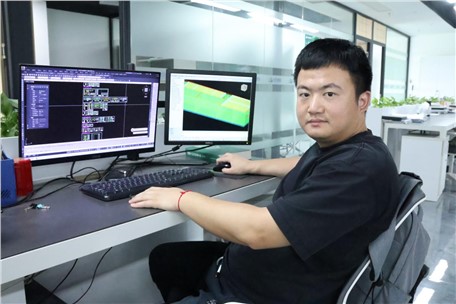 “我為九九加一分”系列報道——曹錦軒：我的工作很“老土”，我的任務(wù)是畫圖